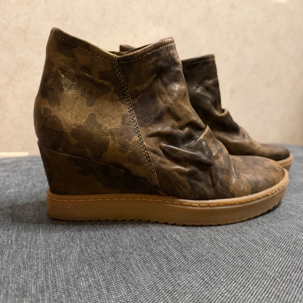 Sofft Camo‎ Leather Wedge Booties Brown Olive Ruched Ankle Boots Side Zip